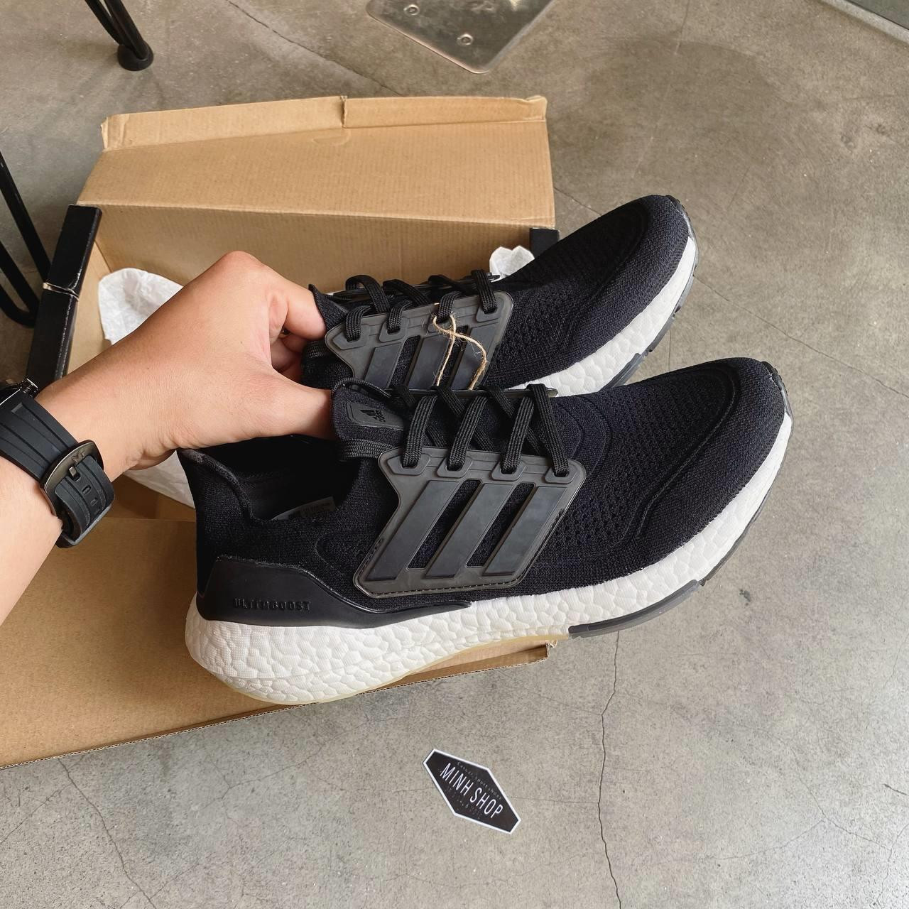Adidas Ultra Boost 21 Core Black là giày sneaker tăng chiều cao nữ êm ái
