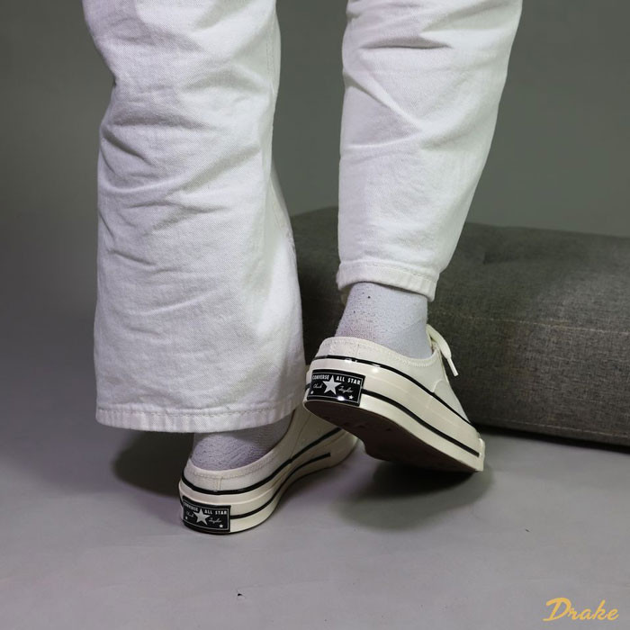 Ảnh cận giày sục Converse nữ màu be kết hợp với tất cổ thấp, tạo phong cách cá tính