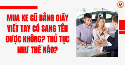 Ảnh mô tả một người đang xem xét hợp đồng mua bán xe viết tay