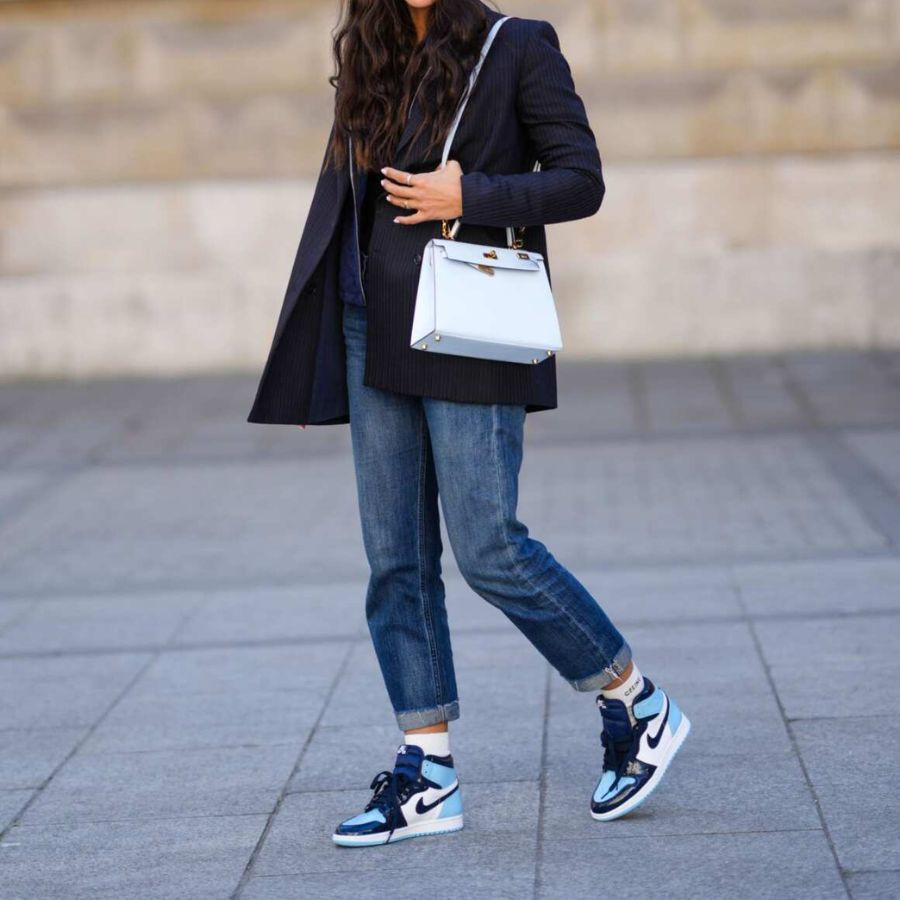 Áo blazer kết hợp giày Jordan cổ cao nữ tạo phong cách hiện đại, thanh lịch