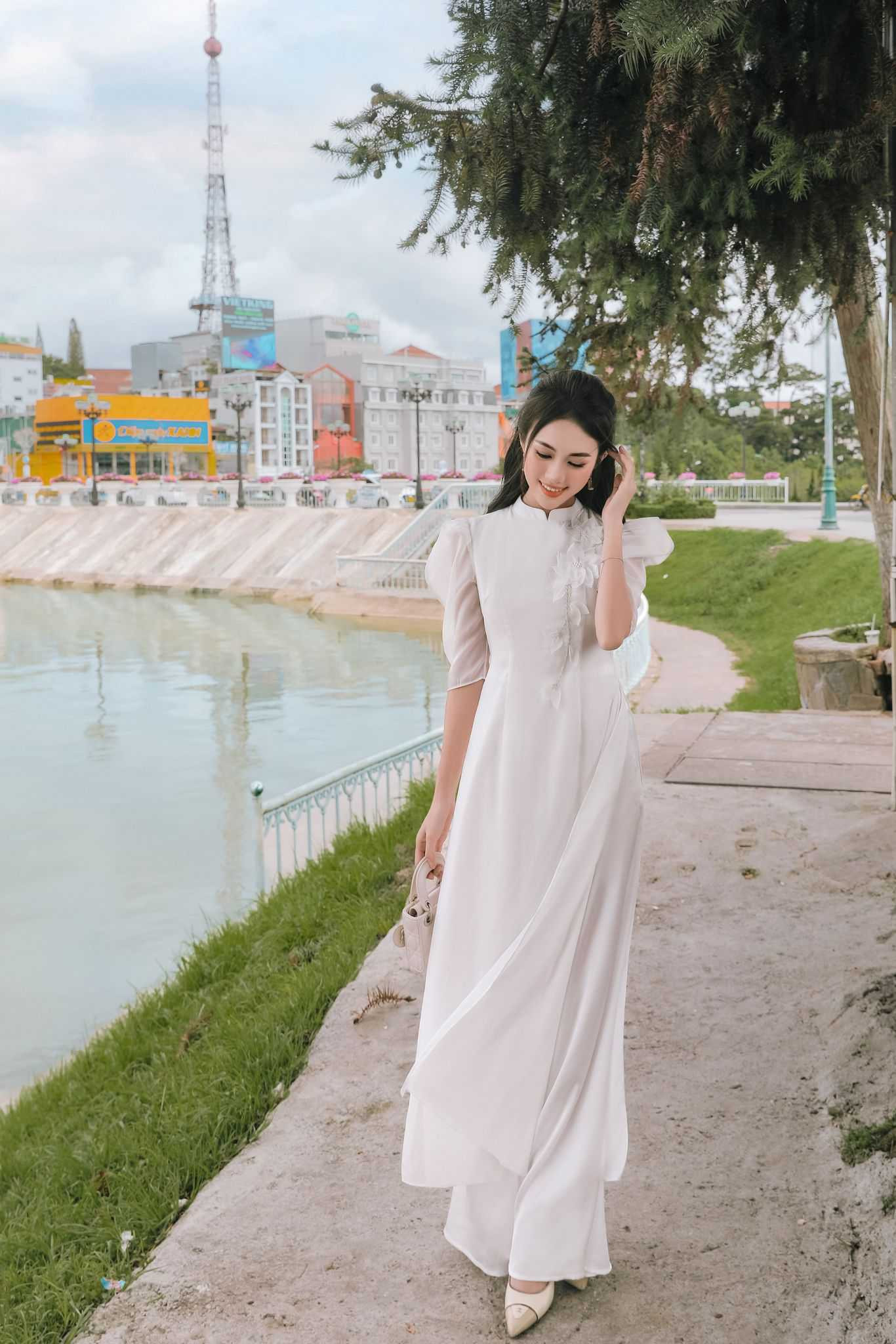 Áo dài cách tân phối giày thể hiện cá tính