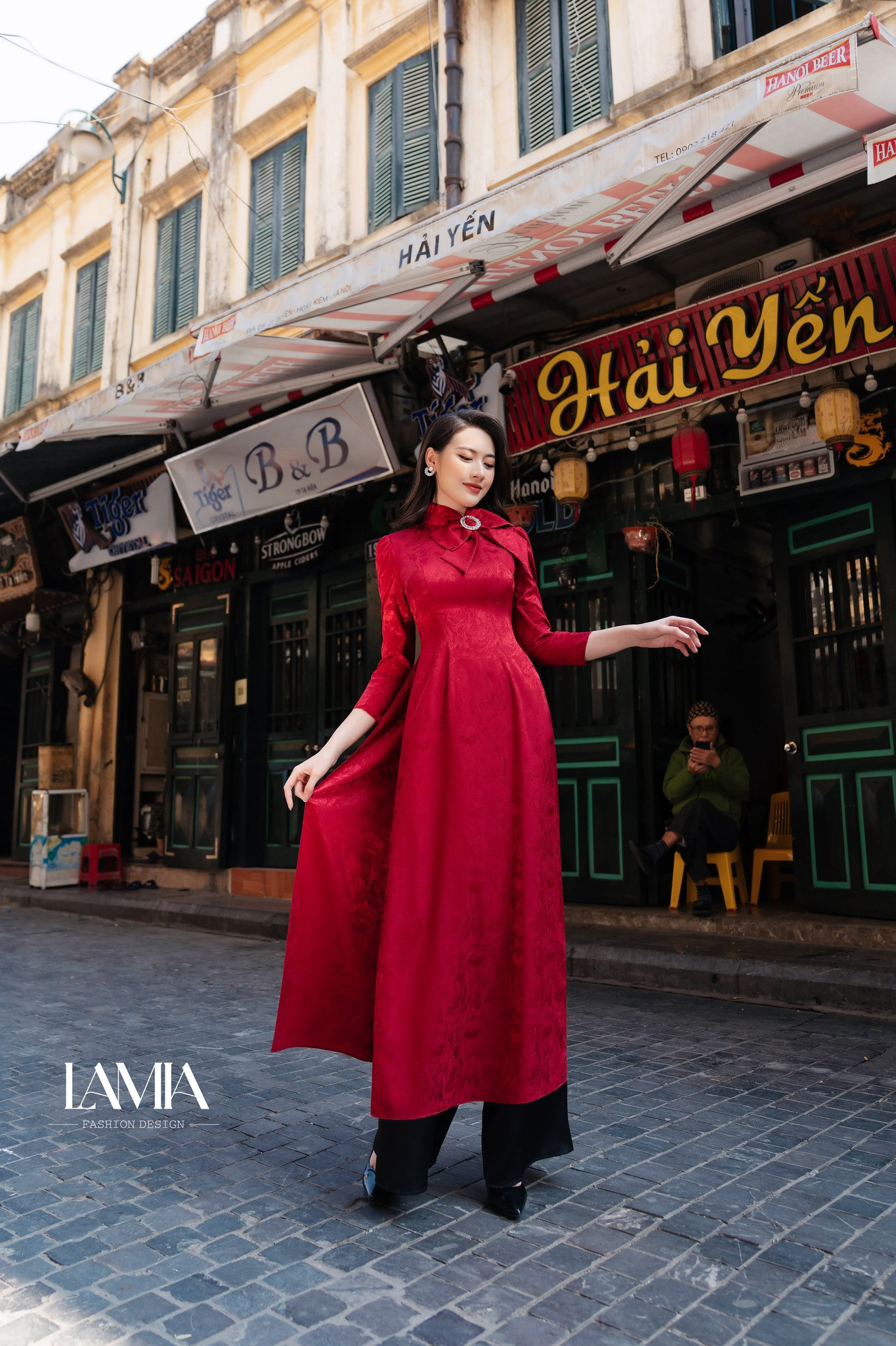 Áo dài cô dâu mang giày đính đá lấp lánh