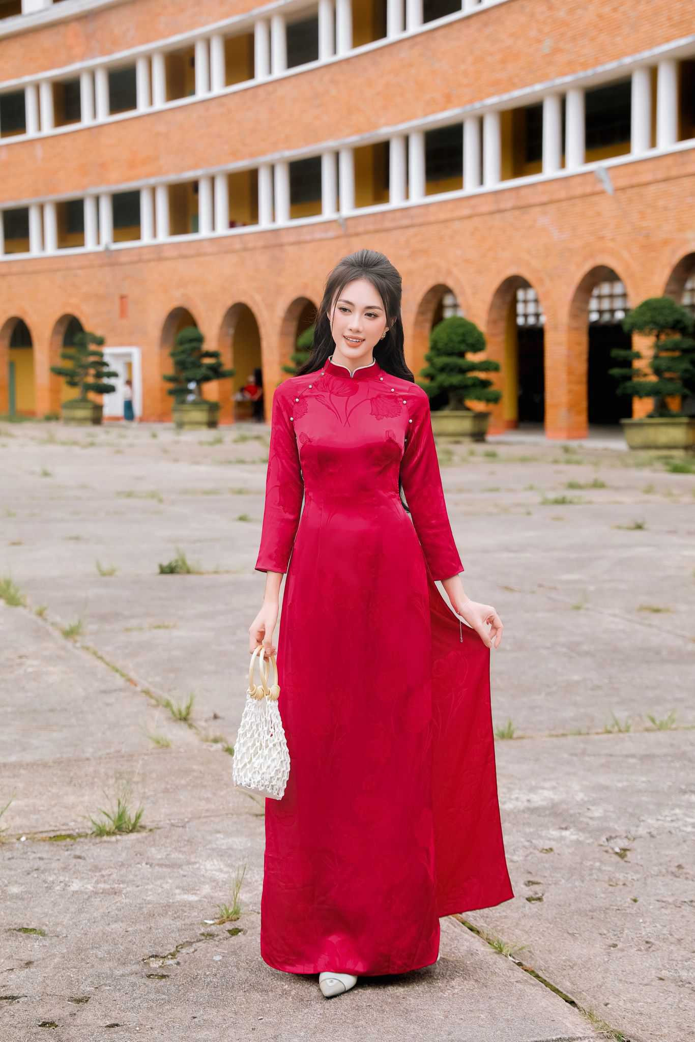 Áo dài đi đám cưới phối giày bệt thanh lịch