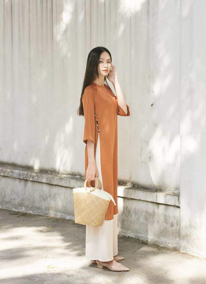 Áo dài hồng kết hợp giày kitten heels màu nude