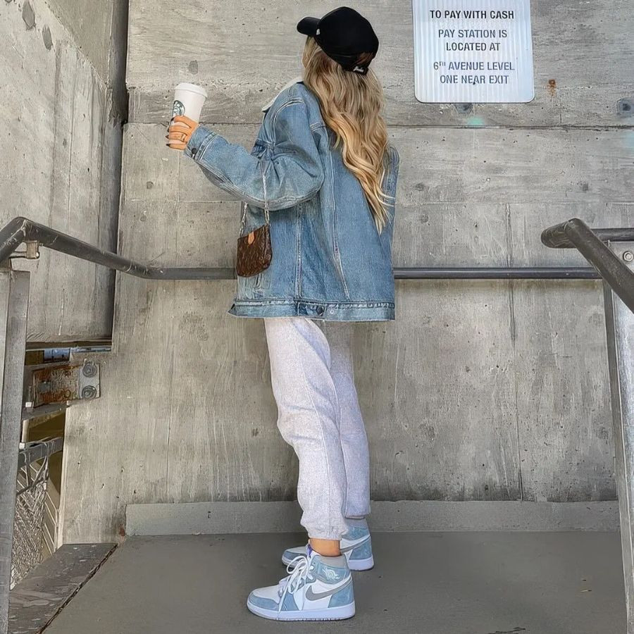 Áo khoác denim phối với giày Jordan cổ cao nữ tăng thêm vẻ mạnh mẽ, bụi bặm