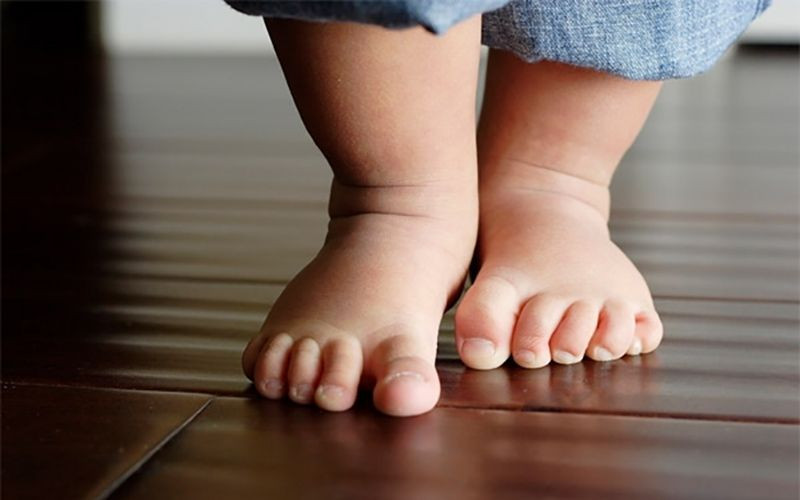 Ba mẹ giúp bé trai 7 tuổi đo chiều dài chân để chọn size giày chuẩn xác nhất
