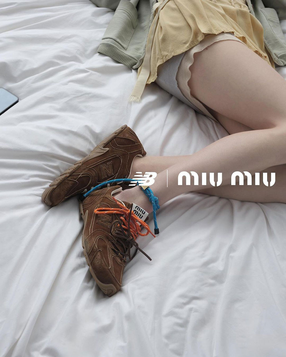 Ba phiên bản màu sắc của giày thể thao Miu Miu x New Balance 530 SL: nâu, kem, trắng