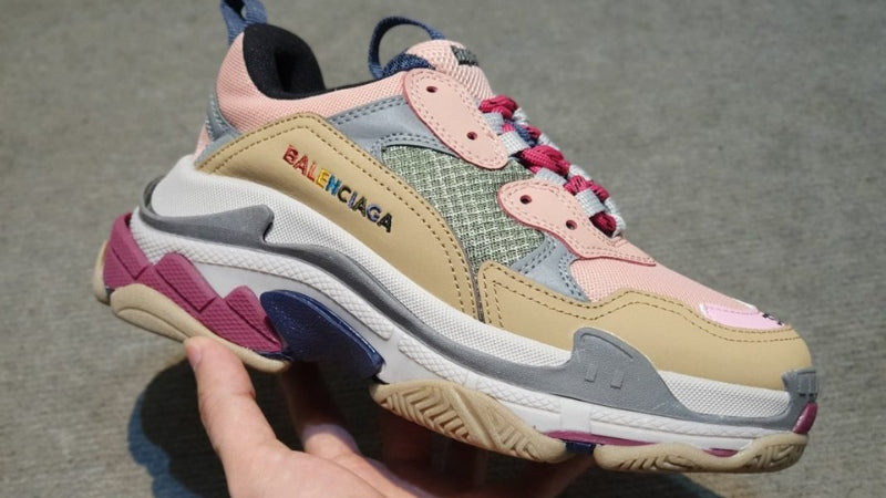 Balenciaga Triple S với đế giày chunky đặc trưng, biểu tượng của sự phá cách trong các **brand giày thể thao** cao cấp.