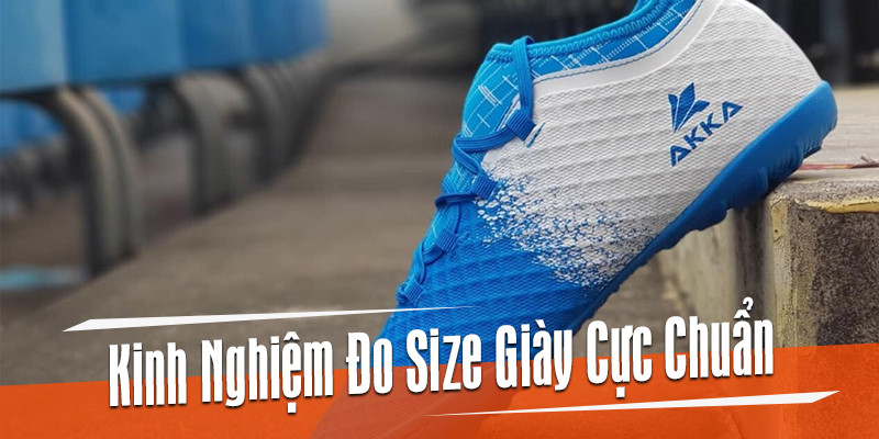 Bàn chân đặt trên giấy để đo size giày bóng đá nam