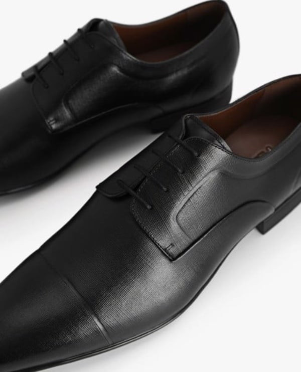 Bàn chân nam đang được đo để xác định size giày Pedro nam