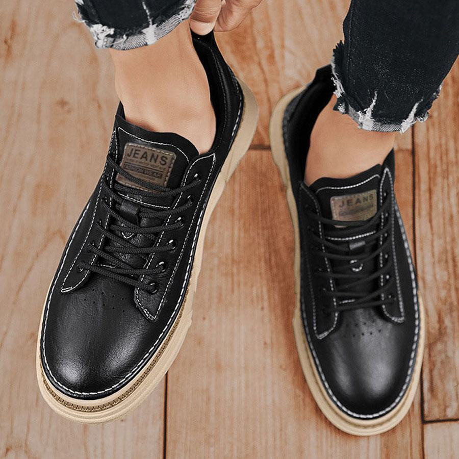 Bàn chân nữ ướm vào thước đo để xác định kích thước chân 21cm đi giày size bao nhiêu phù hợp.