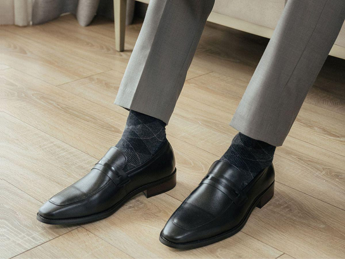 Bạn nên tìm hiểu và đọc các đánh giá từ những khách hàng đã mua trước đó để có được cái nhìn đa chiều về giày tây Hà Nội