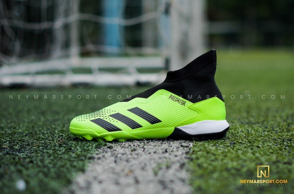 Bề mặt da tổng hợp có vân trên giày đá bóng Adidas Predator 20.3 Laceless TF
