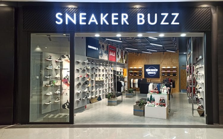 Bên trong cửa hàng Sneaker Buzz với đa dạng mẫu giày thể thao classic dành cho giới trẻ