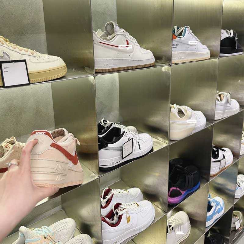 Bên trong Minh Shop, trưng bày nhiều mẫu giày sneaker chính hãng được yêu thích