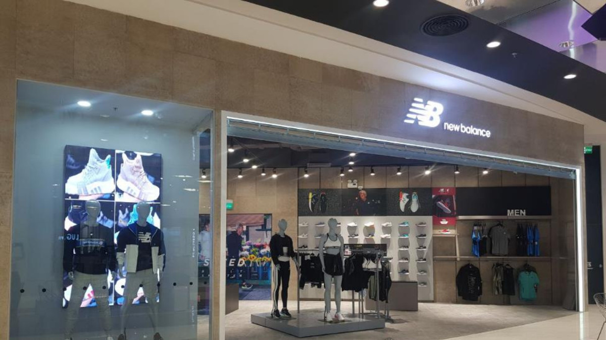 Bên trong một cửa hàng New Balance chính hãng tại Hà Nội