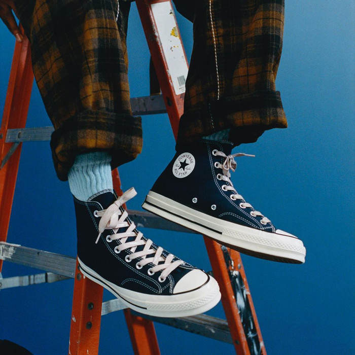 Biểu tượng logo Converse Chuck Taylor All Star trên đôi giày vải canvas.