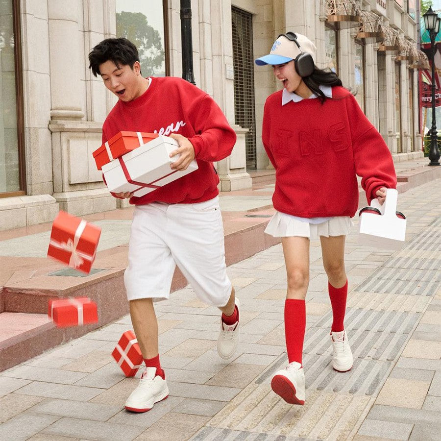 Bộ sưu tập giày dép với nhiều kiểu dáng khác nhau từ giày cao gót đến sneaker, minh họa sự đa dạng trong lựa chọn size