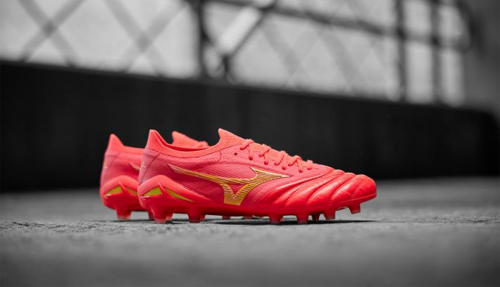 Bộ sưu tập The Release Pack với giày đá bóng Mizuno Neo 4 Beta đỏ