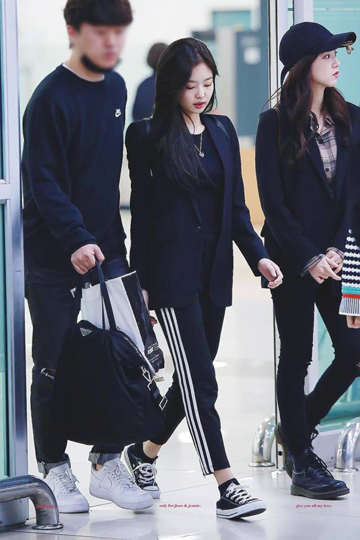 Ca sĩ Hyuna cá tính với giày Converse đạp gót tiện lợi