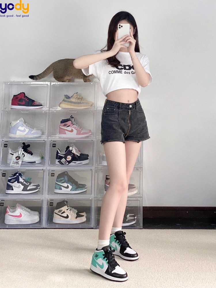 Cá tính với giày jordan cổ cao nữ và quần short mùa hè
