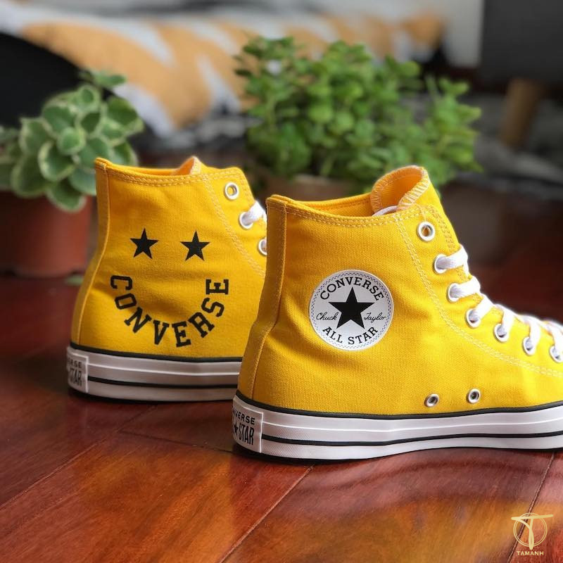 Bí Quyết Chọn Shop Giày 2hand Uy Tín Và Chất Lượng Cao Các mẫu giày Converse 2hand phong cách, bao gồm cả custom, được trưng bày tại Giày Converse Xì Phố