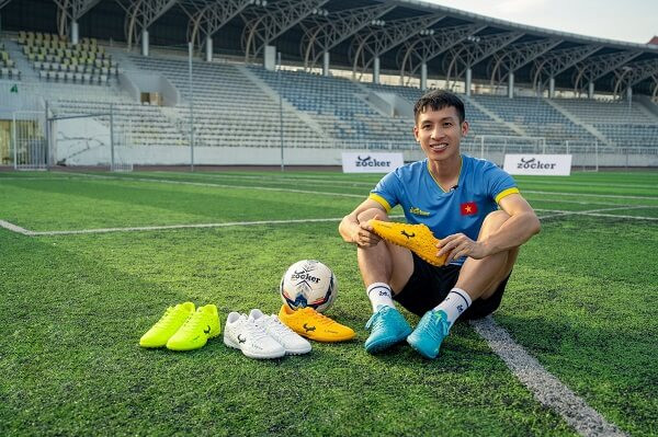 Các mẫu giày đá bóng chuyên dụng cho sân cỏ nhân tạo, đa dạng màu sắc và công nghệ