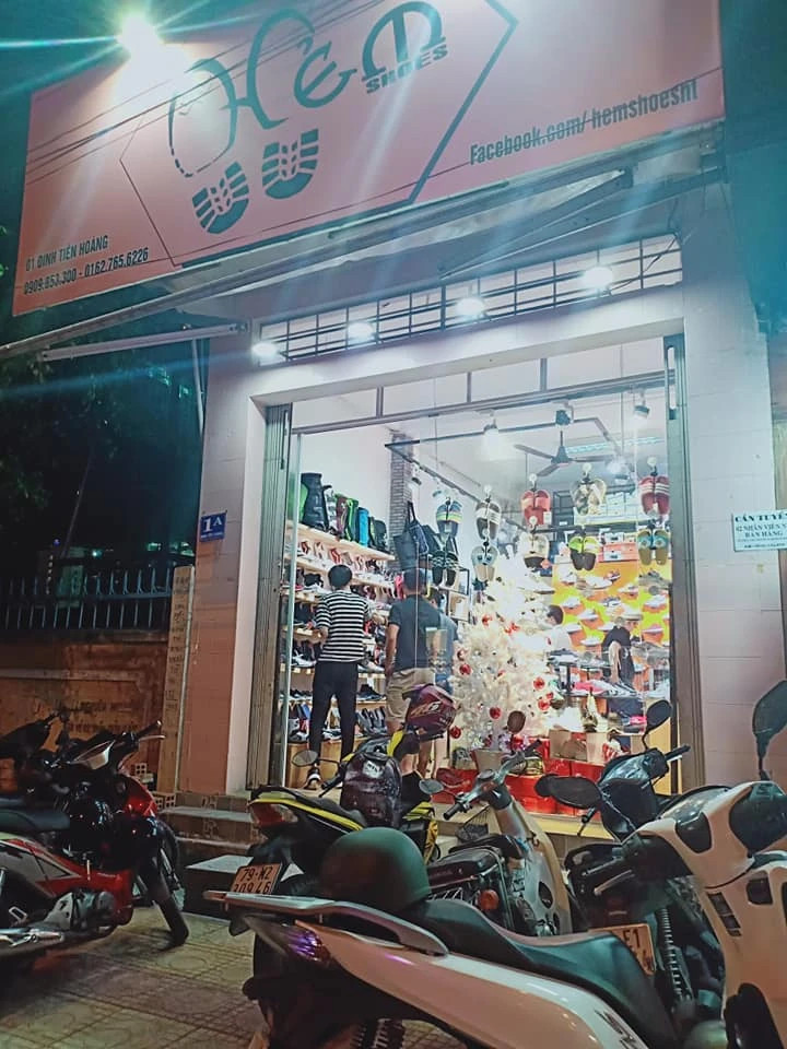 Các mẫu giày sneaker của Nike và Adidas được trưng bày tại Hẻm Store Nha Trang