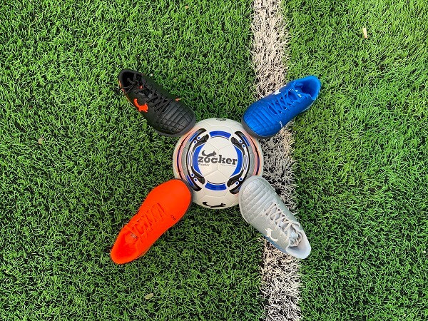 Các thương hiệu giày bóng đá phủi nổi tiếng tại Việt Nam như Nike, Adidas, Zocker