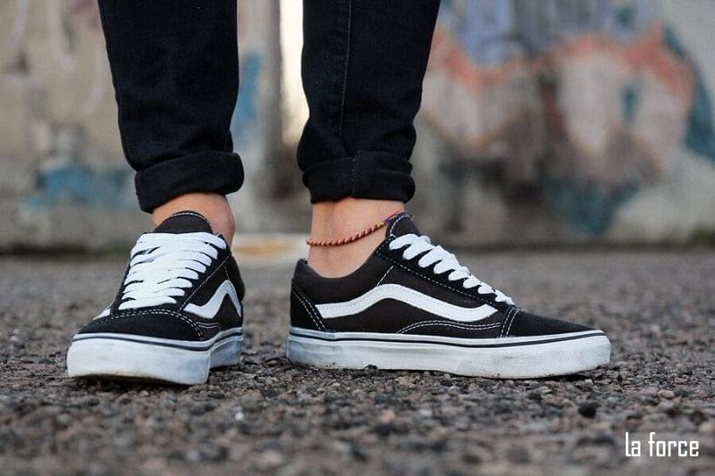 cách giấu dây giày thể thao vào trong