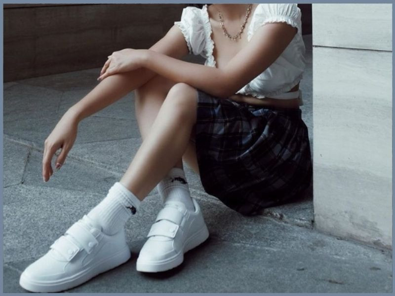 Cách mix đồ với giày thể thao trắng nữ và chân váy