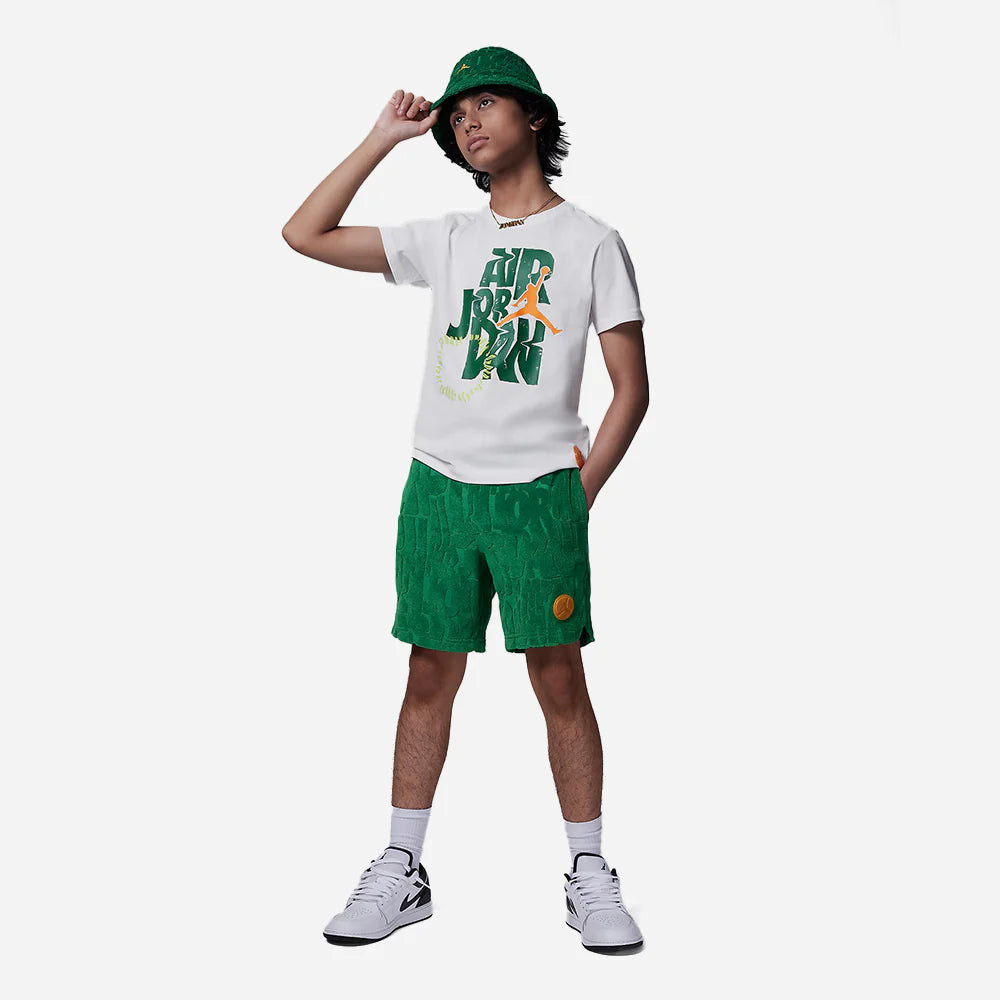 Cách phối đồ giày sneaker trẻ em với áo thun và quần ngắn, mang đến vẻ năng động.