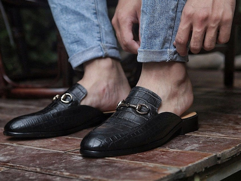 Cách phối đồ với giày sục nam cùng quần jean năng động.