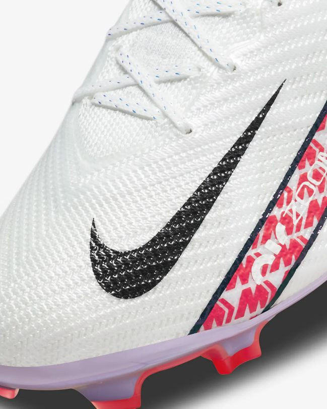 Cận cảnh cấu trúc đế ngoài và bộ đinh của giày bóng đá Nike Mercurial Vapor 15 Elite, tối ưu cho sân cỏ tự nhiên.