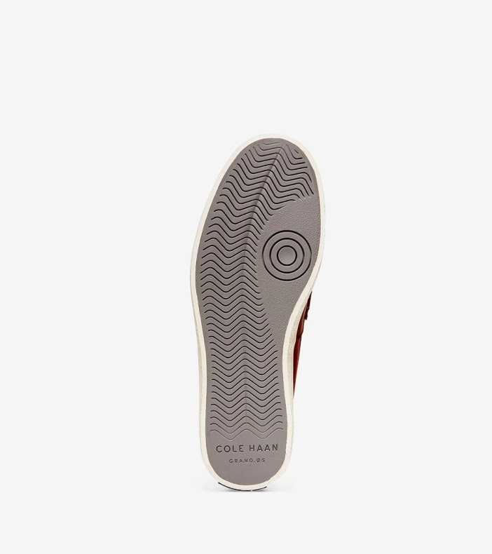 Cận cảnh chất liệu da cao cấp và logo của giày lười nam Cole Haan