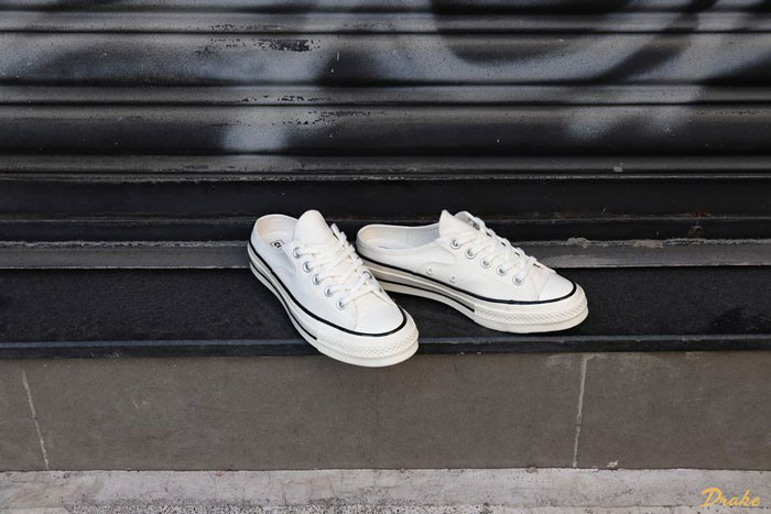 Cận cảnh chất liệu vải canvas của giày sục Converse nữ, bền bỉ và dễ chịu
