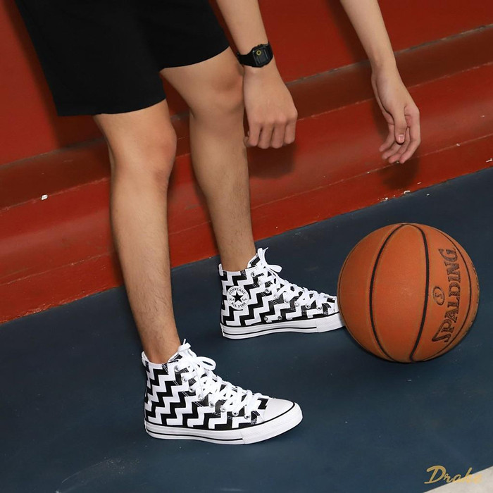 Cận cảnh chất liệu vải canvas và đế cao su đặc trưng của giày Converse bóng rổ.
