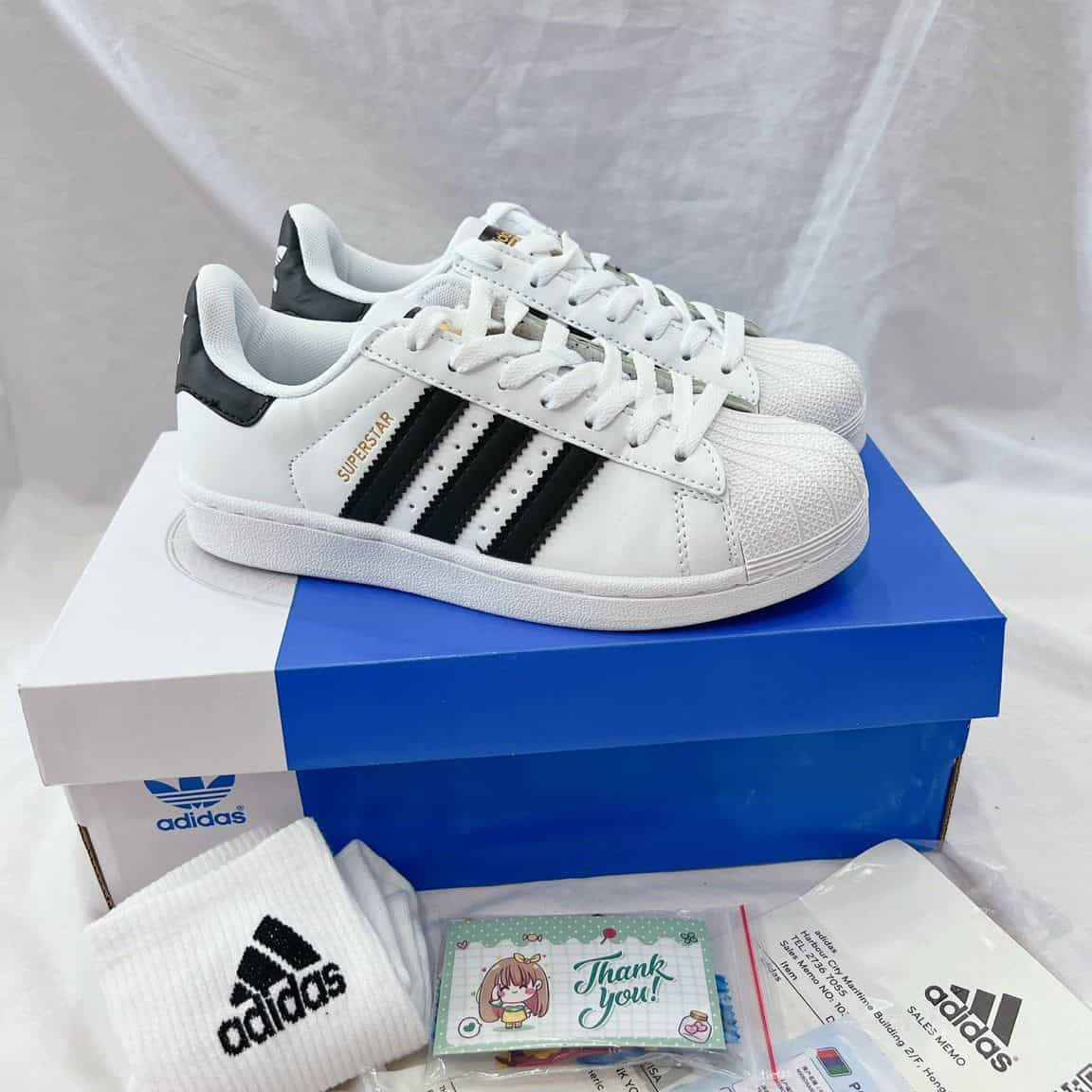 Cận cảnh chi tiết giày thể thao đôi Adidas Superstar cao cấp
