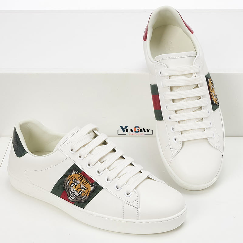 Cận cảnh chi tiết họa tiết hổ trên giày Gucci