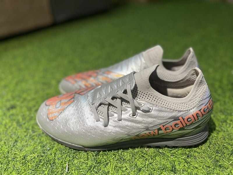 Cận cảnh chi tiết upper giày đá bóng New Balance Furon