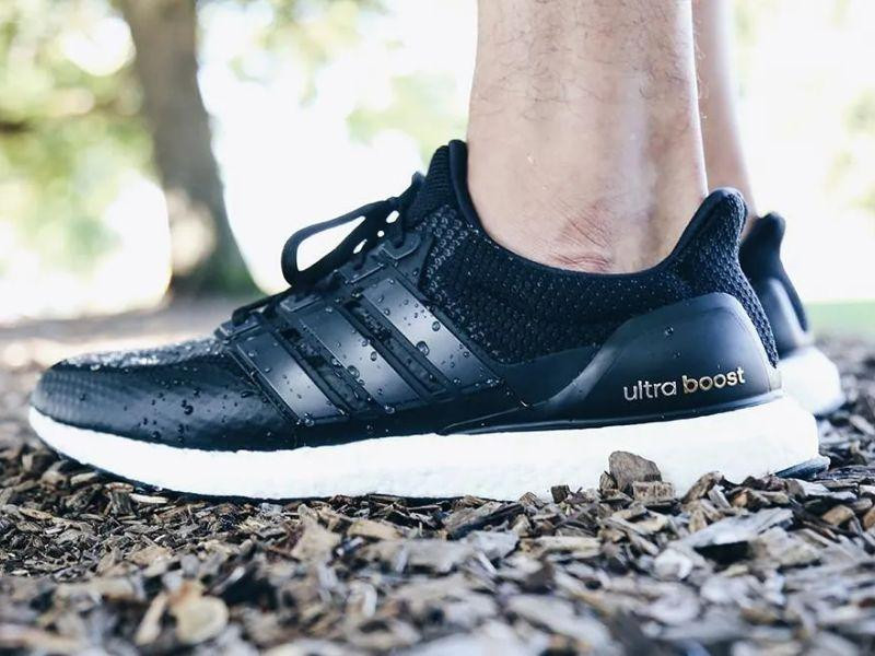 Cận cảnh đế giày Adidas Ultra Boost màu trắng với công nghệ Boost tối ưu năng lượng