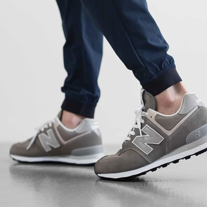 Cận cảnh đôi đế giày New Balance 574 với thiết kế cổ điển và phần đế dày dặn, bền bỉ.