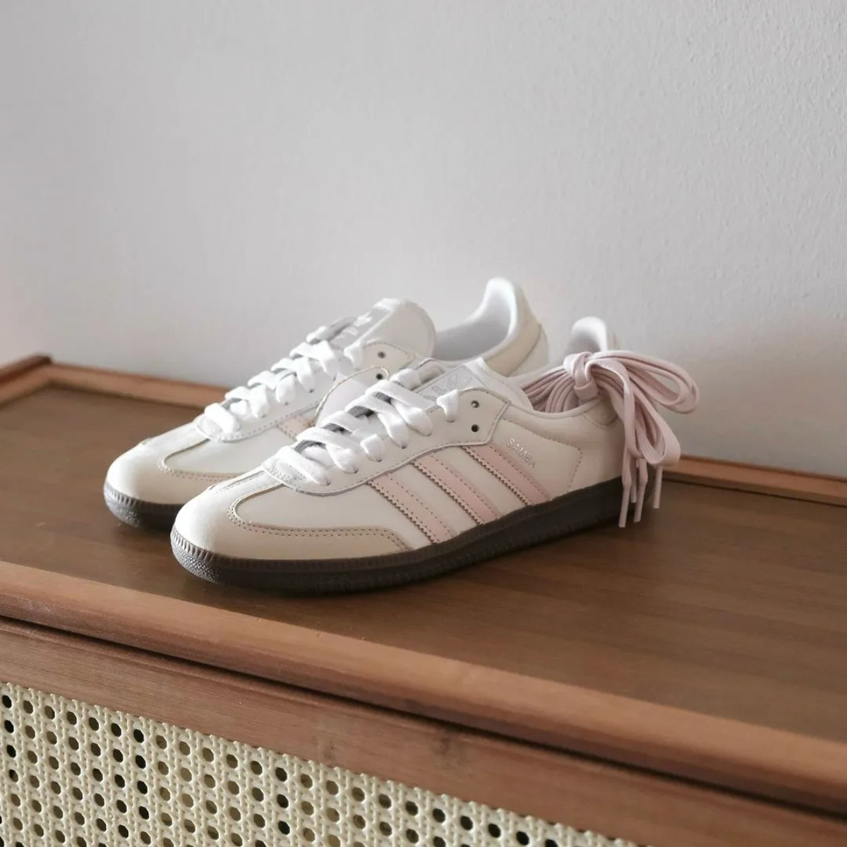 Cận cảnh đôi giày sneaker hot Adidas Samba OG với phối màu tinh tế