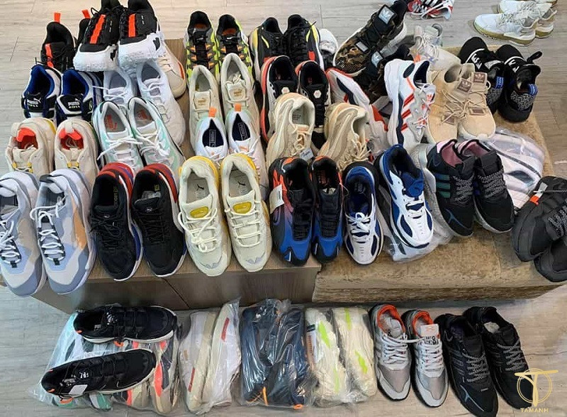 Bí Quyết Chọn Shop Giày 2hand Uy Tín Và Chất Lượng Cao Cận cảnh giày 2hand đa dạng từ thể thao đến da tại Trung Sneaker, nổi bật với dịch vụ vệ sinh chuyên nghiệp