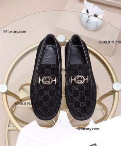 Cận cảnh giày Gucci lười nam màu đen trơn thanh lịch