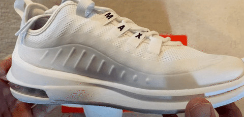 Cận cảnh giày Nike Air Max Axis trắng, thể hiện sự tinh tế của giày Nike nữ