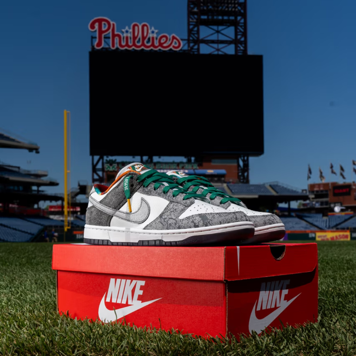 Cận cảnh giày sneaker hot Nike Dunk Low Philly với logo PHILA