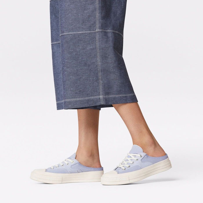 Cận cảnh giày sục Converse nữ kiểu dáng sneaker hở gót, đế cao su đặc trưng