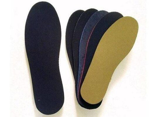 Cận cảnh lớp đệm dày của một chiếc giày sneaker, minh họa công nghệ hỗ trợ và giảm chấn.