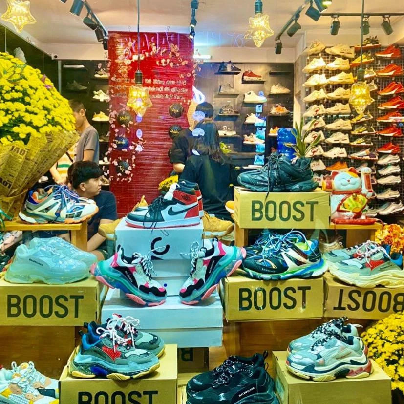Cận cảnh một kệ giày sneaker tại Sneaker IVy Shoes Nha Trang